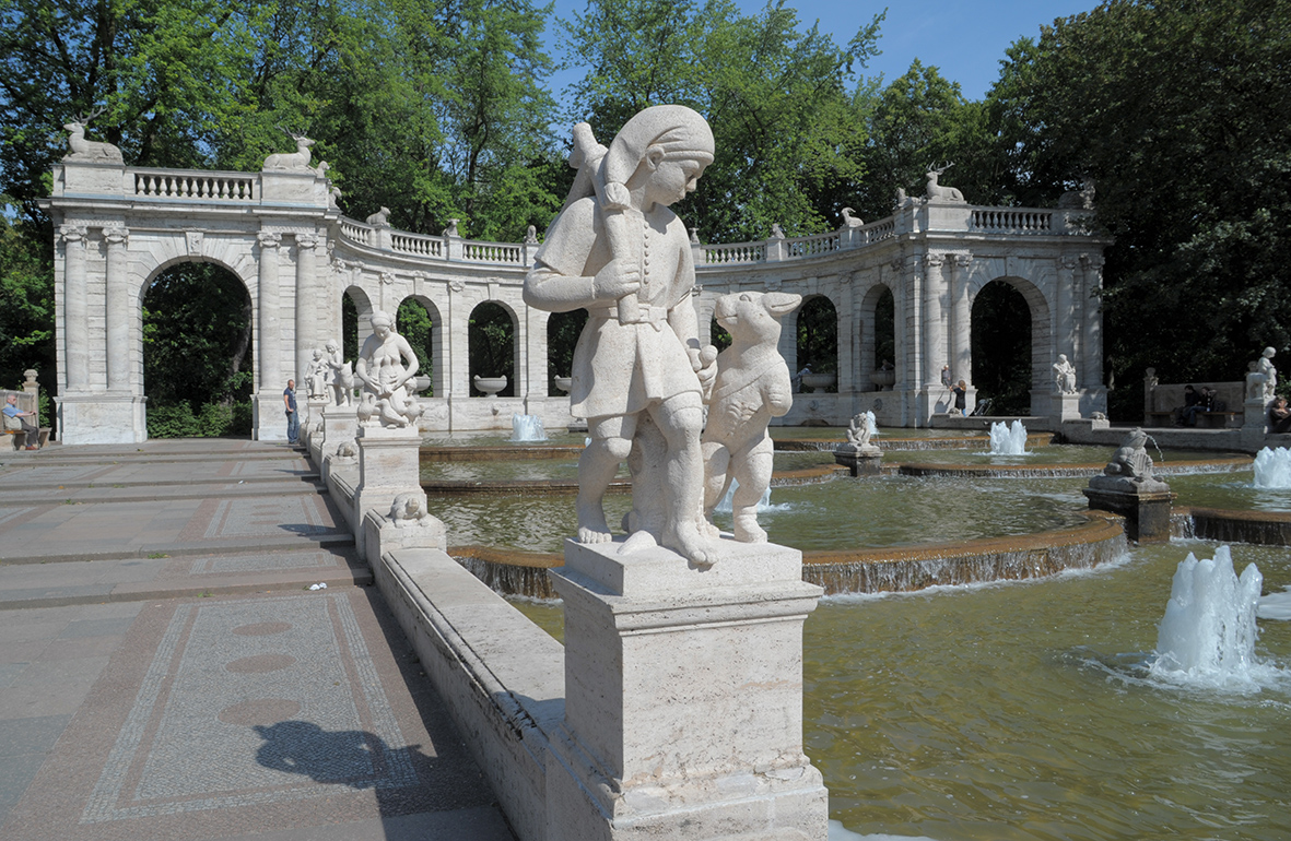 Verschiedene Figuren schmücken den Märchenbrunnen im Volkspark Friedrichshain
