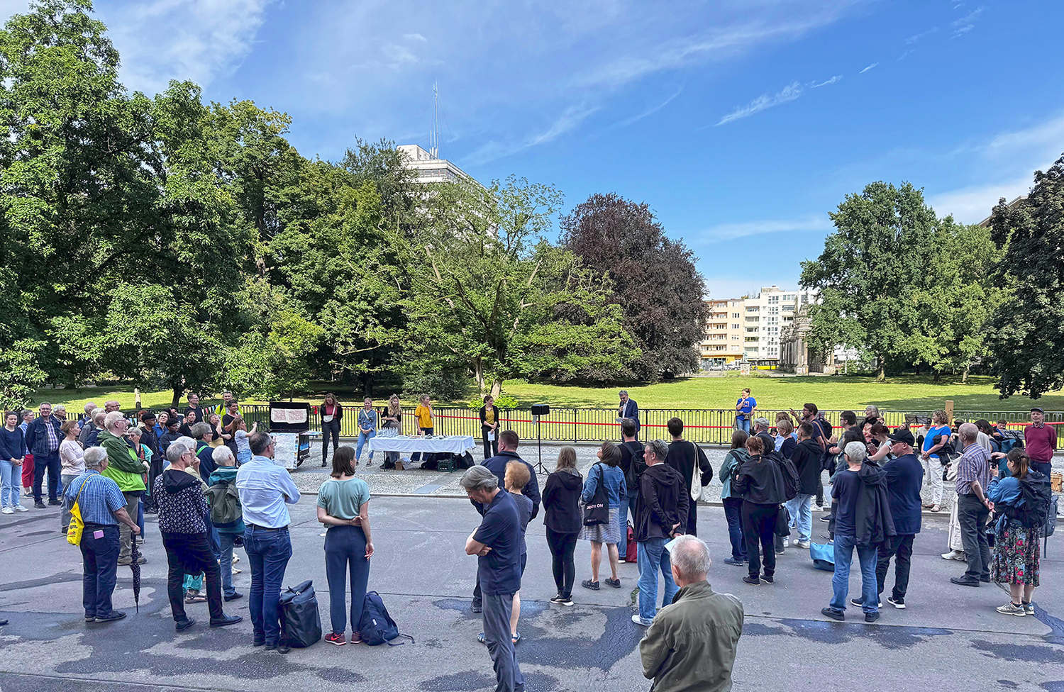 Eröffnung Heinrich-von-Kleist-Park: Bezirksbürgermeister Jörn Oltmann begrüßt die vielen Gäste zur Eröffnung des Parks.