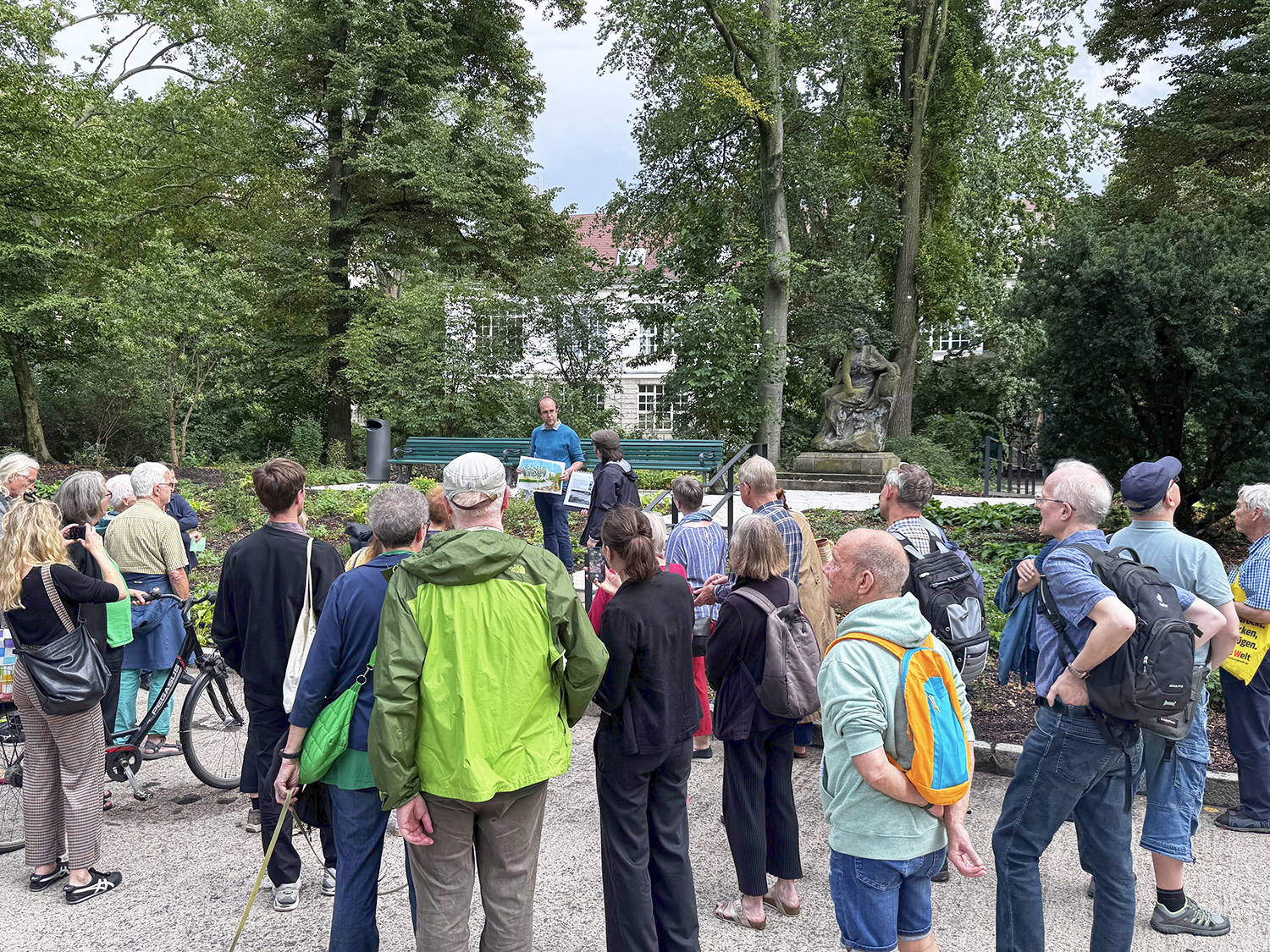 Eröffnung Heinrich-von-Kleist-Park: Der Parkrundgang stieß auf großes Interesse.