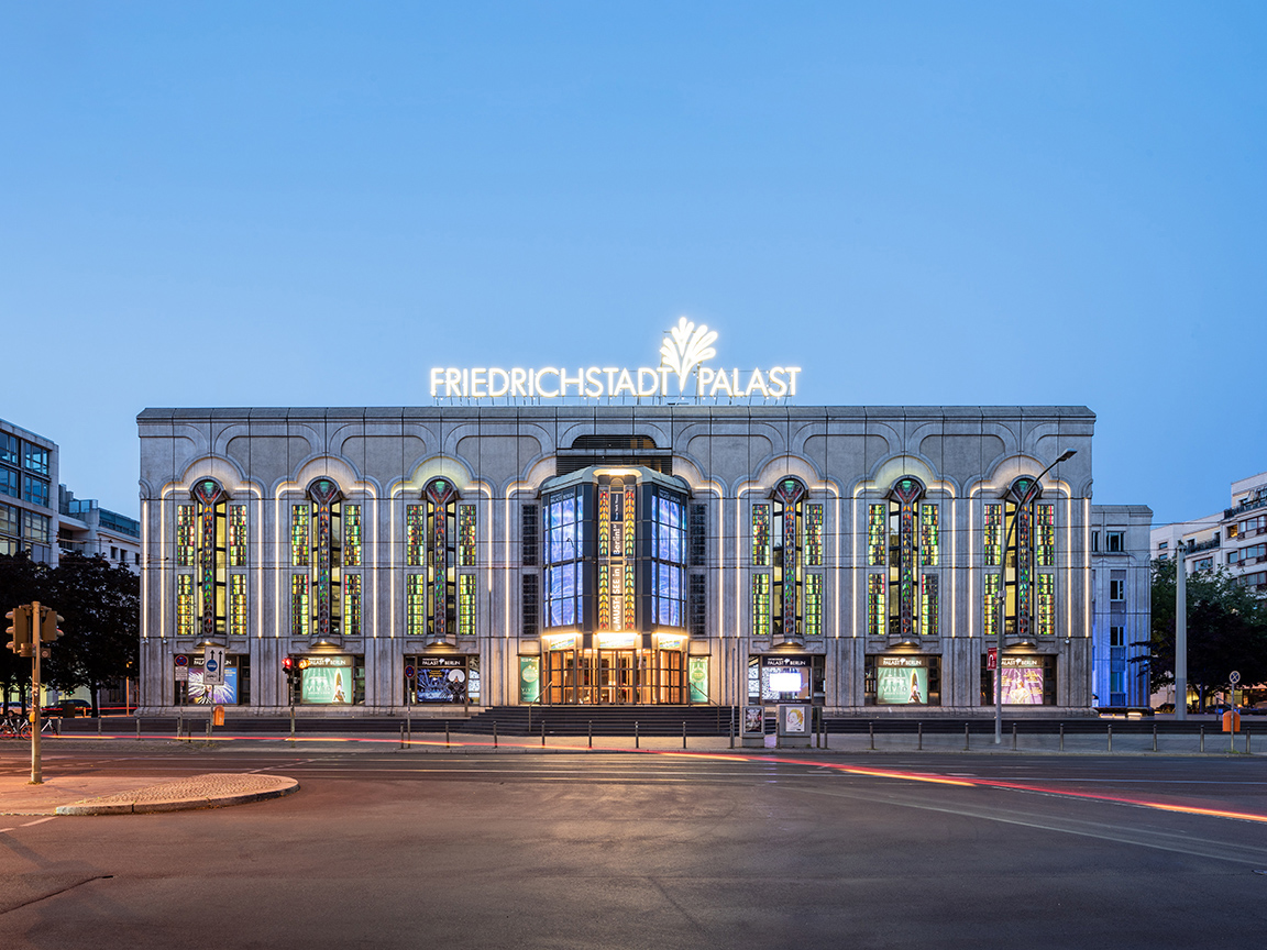 Friedrichstadt-Palast am Abend, Juli 2019