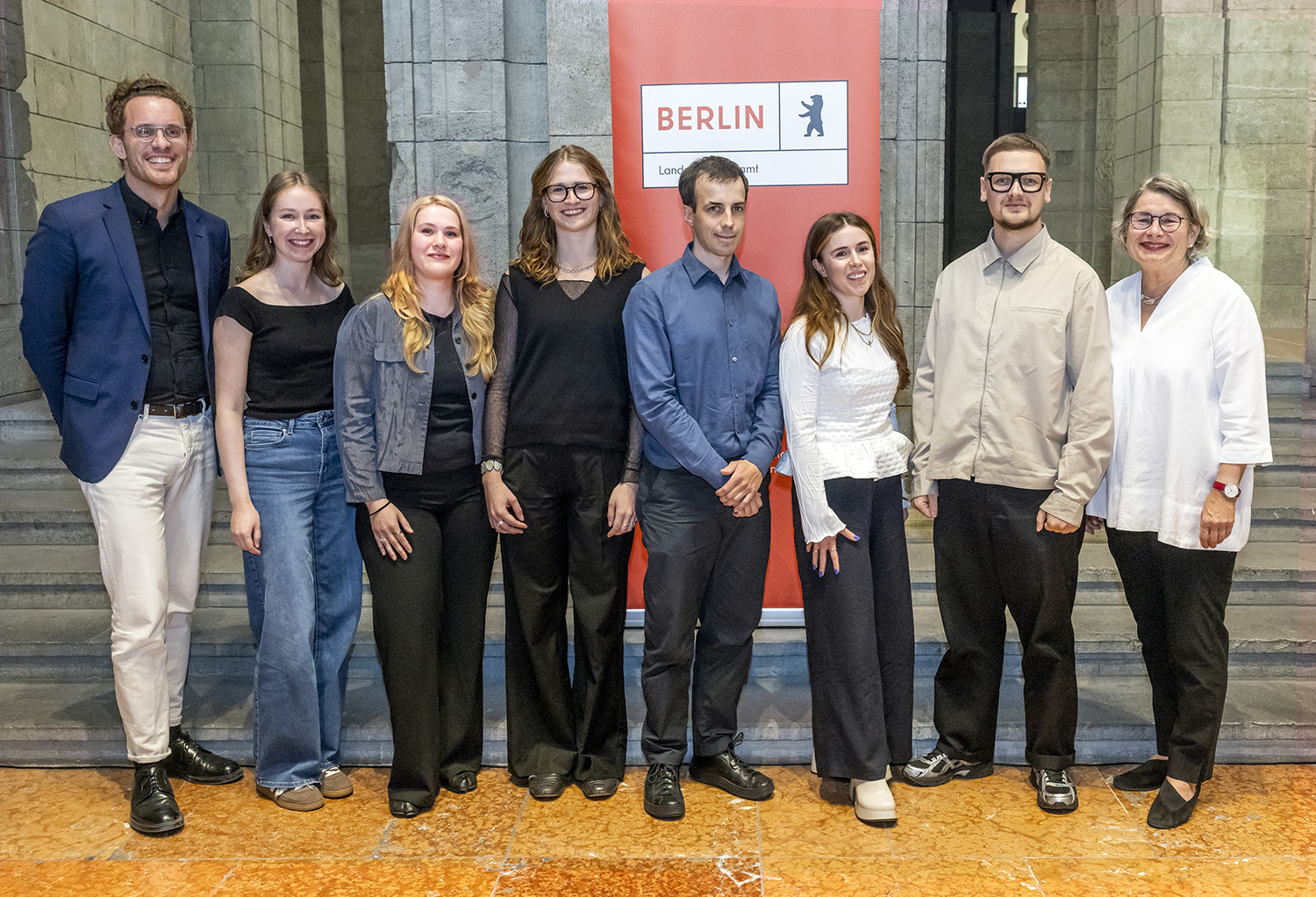 Verleihung des Studienpreises 2026 am 17.06.2026 im Vestibül des Bärensaals im Alten Stadthaus, vlnr: Landeskonservator Prof. Dr. Christoph Rauhut, die Preisträgerinnen und Preisträger Anna Schiel, Sophia Schapiro, Lina Roling, Fabian Matuschka, Lena Zölle, Maik Kleiner sowie rechts im Bild Senatsbaudirektorin Prof. Petra Kahlfeldt