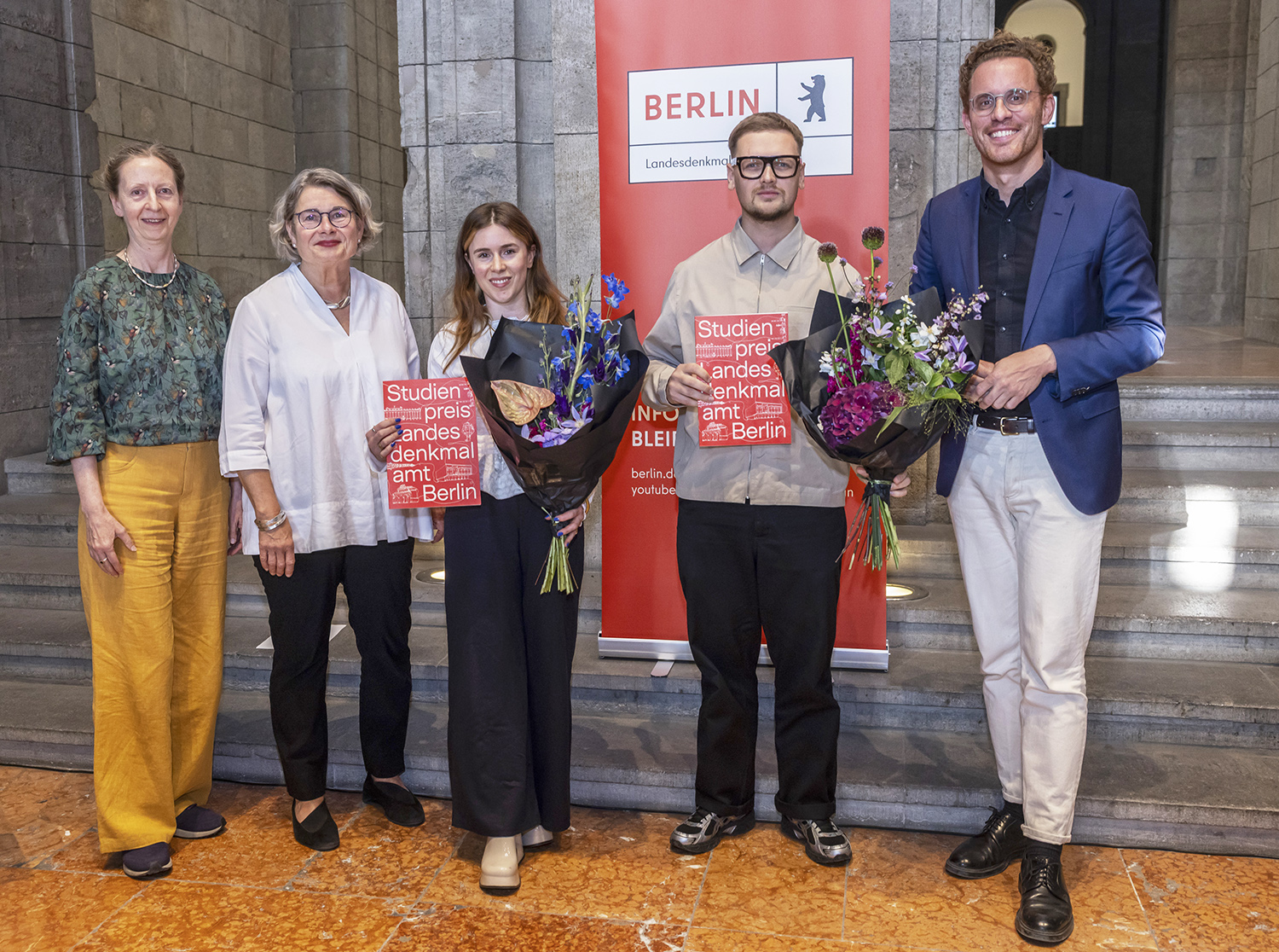 Verleihung des Studienpreises 2026: Preisträgerin Lena Zölle und Preisträger Maik Kleiner sowie Laudatorin Gesine Sturm