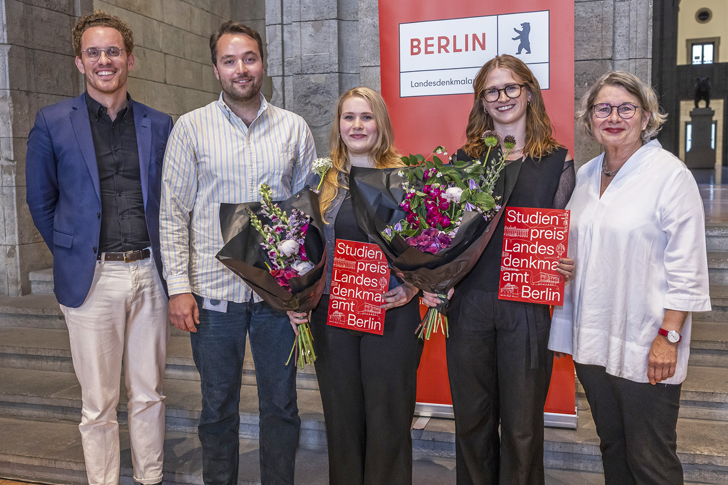 Verleihung des Studienpreises 2026: Preisträgerinnen Sophia Schapiro und Lina Roling sowie Laudator Niklas Irmen