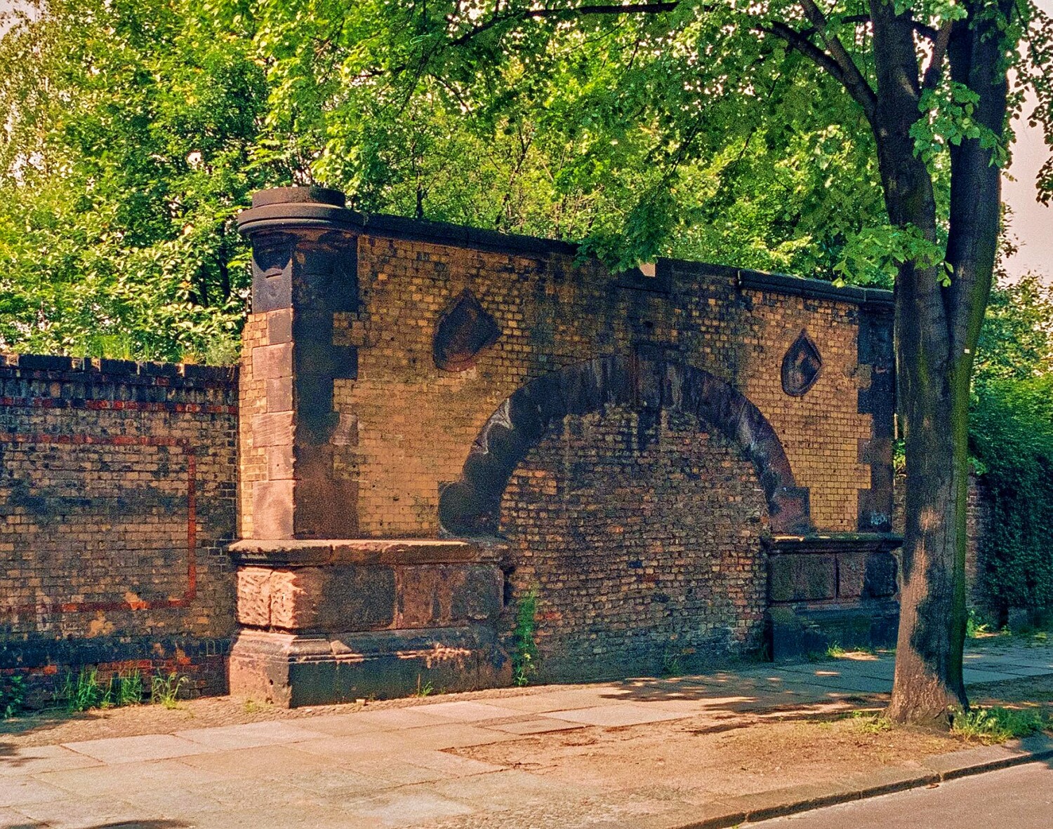 Noch zugemauerter Eingang zum Stettiner Tunnel an der Gartenstraße