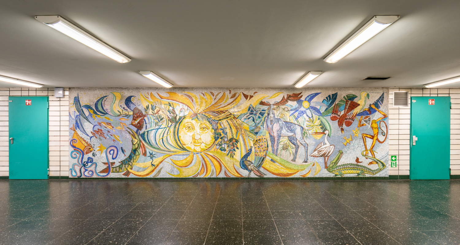 U-Bahnhof Tierpark, Wandmosaik von Dagmar Glaser-Lauermann im nördlichen Verteilergeschoss