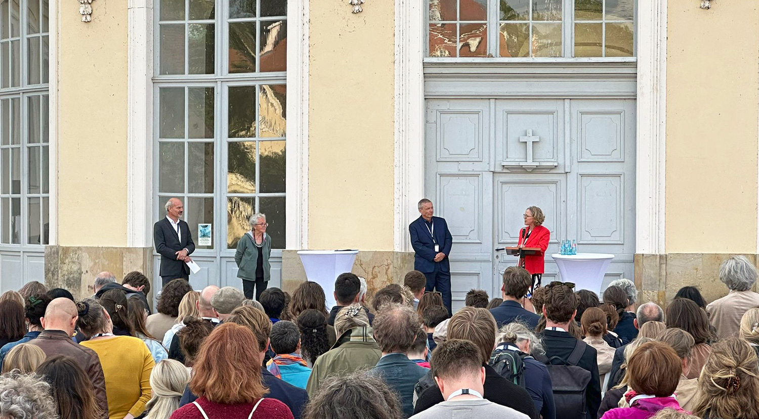 Der Vorsitzende der VDL, Prof. Dr. Thomas Drachenberg überreicht Ministerin Regina Kraushaar, sächsische Ministerin für Infrastruktur und Landesentwicklung auf Schloss Hubertusburg die Leipziger Erklärung.