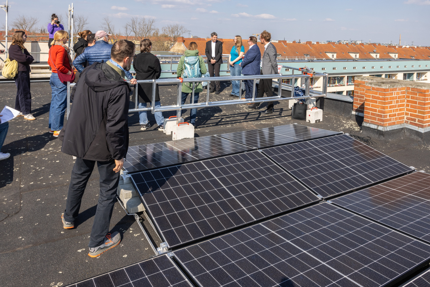 Im Rahmen einer Pressekonferenz am 23.03.2026 wurde ein Teil der neuen Photovoltaikanlage auf dem Dach der Carl Legien Wohnsiedlung präsentiert.