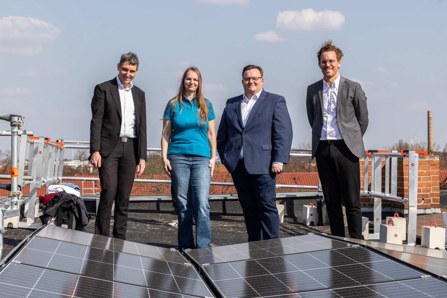 Cornelius Bechtler, Julia Ward, Sebastian Krüger und Dr. Christoph Rauhut am 23.03.2026 bei der Präsentation der Photovoltaikanlage in der Carl Legien Wohnsiedlung