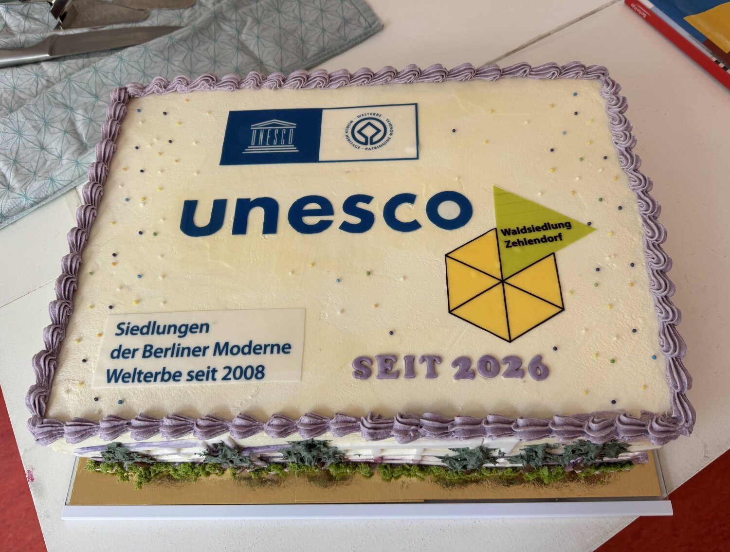 Mit Kuchen, Kaffee und Sekt wird die Eintragung der Waldsiedlung Zehlendorf vor Ort gefeiert