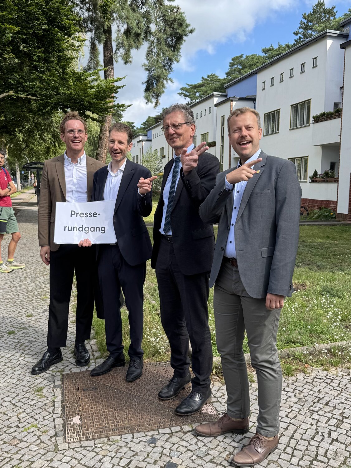Presserundgang in der Waldsiedlung Zehlendorf, Landeskonservator Prof. Christoph Rauhut, Leiter der Obersten Denkmalschutzbehörde Nils-Christian Kallweit, Senator Christian Gaebler und Bezirksstadtrat Patrick Steinhoff (v.l.)