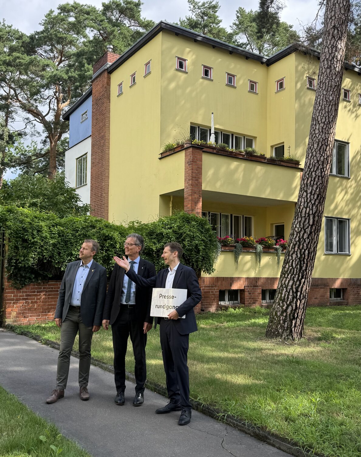 Presserundgang in der Waldsiedlung Zehlendorf, Leiter der Obersten Denkmalschutzbehörde Nils-Christian Kallweit, Senator Christian Gaebler und Bezirksstadtrat Patrick Steinhoff (v.r.)