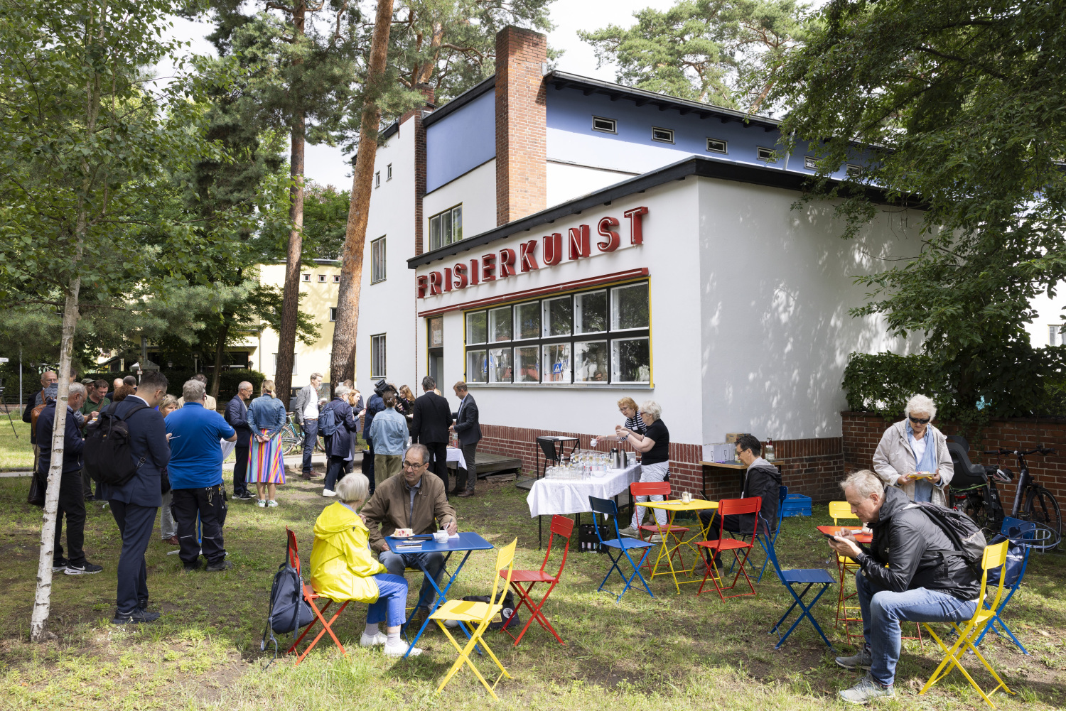 Unterstützt von KliQ und dem Kieztreff in der Frisierkunst wurde am Ende mit allen Gästen angestoßen
