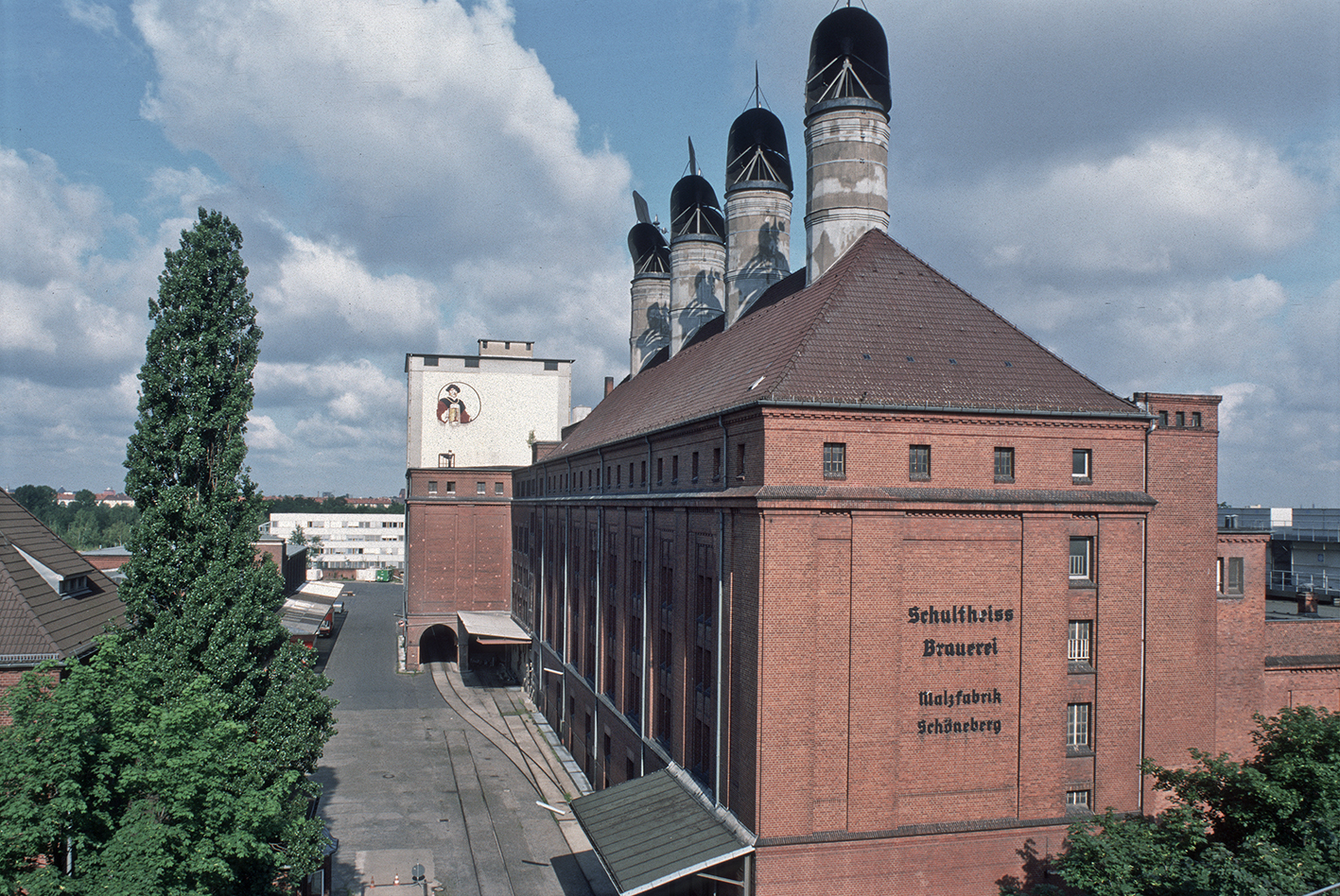 Schultheiss Mälzerei mit ihren markanten Schornsteinen
