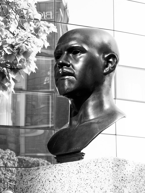 Büste Walther Rathenaus am Spreebogen; Abguss einer 1908 von Hermann Hahn gestalteten Büste, 2012