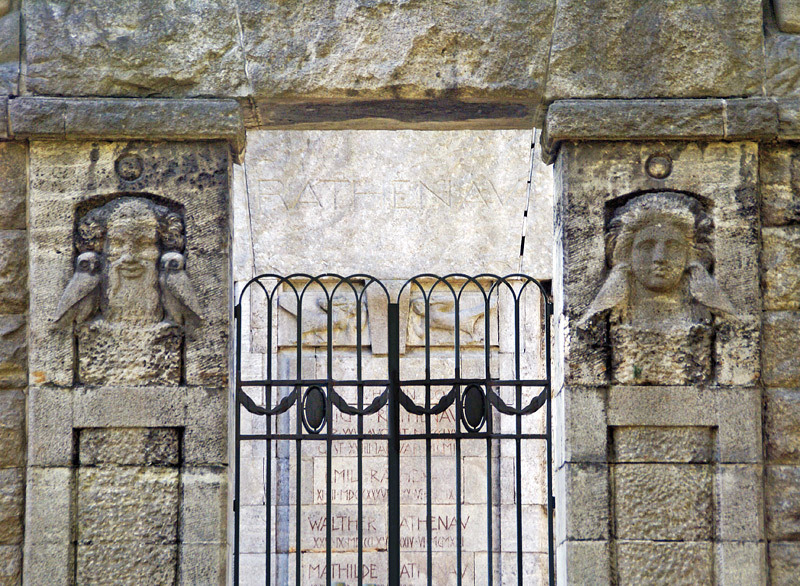 Teilansicht Portal mit Relief und rekonstruiertem Tor, Foto 2009
