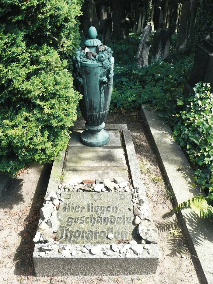 Grabstätte für geschändete Thorarollen, 2009