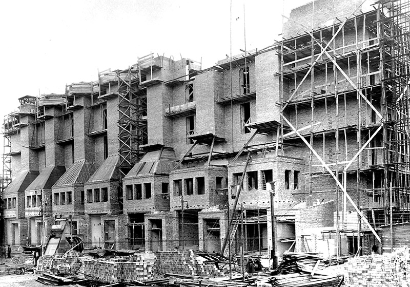 Ostfassade während des Baus 1928
