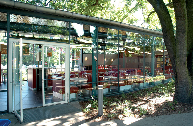 Blick vom Hofbereich durch das Restaurant zur Straße, 2006