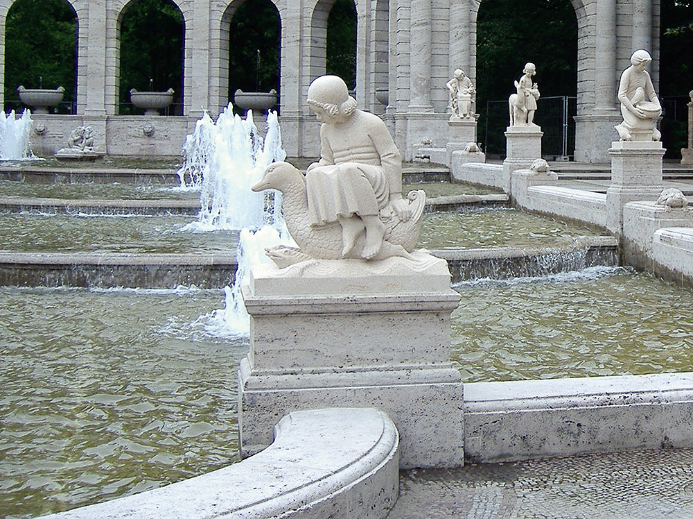 Kaskadenbrunnen, im Vordergrund Märchenfigur "Gretel" (Reproduktion 2004), 2007