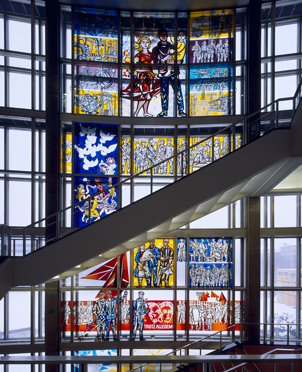 Haupttreppe mit Glaswandbild