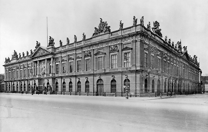 Hauptfront mit Giebelportikus, um 1900