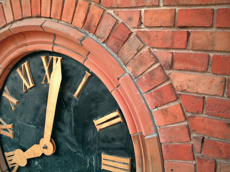 restaurierte Uhr und Mauerwerk