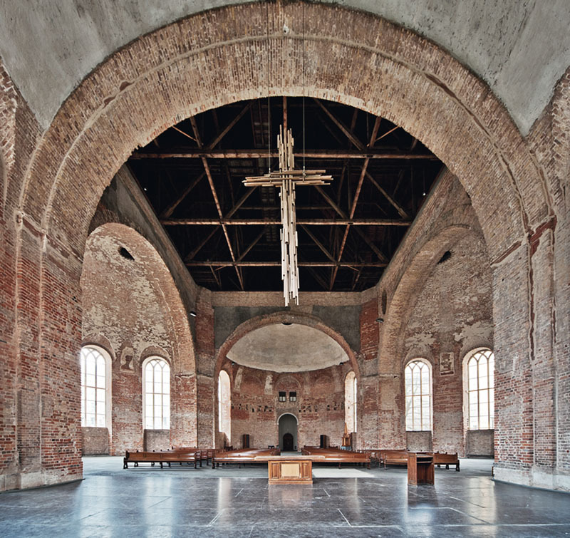 Innenraum mit Kreuz von Fritz Kühn, 2014