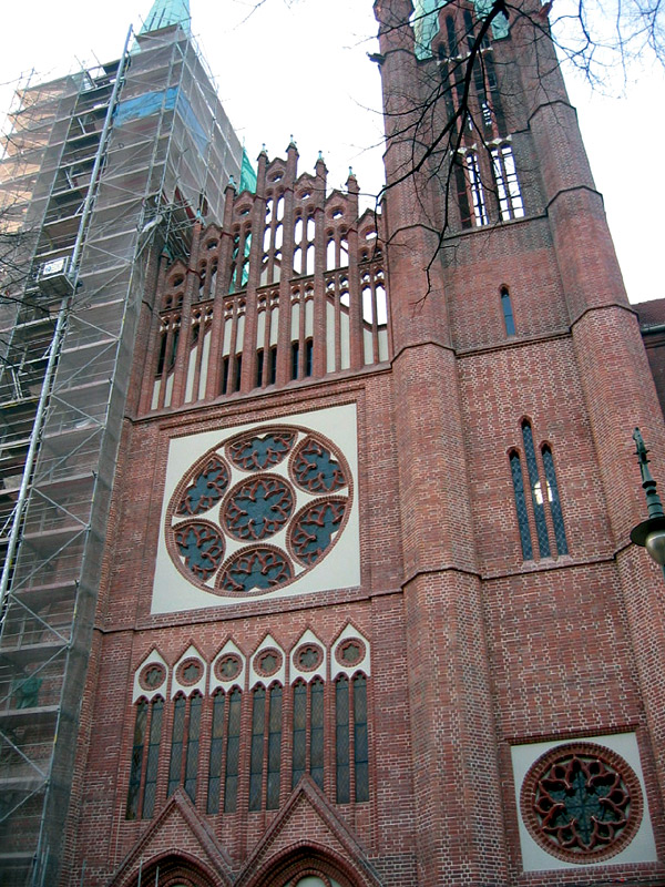 Fassadenausschnitt mit zentralem Rosettenfenster nach der Sanierung 2006