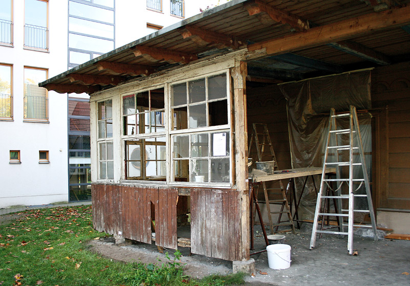 Veranda vor der Restaurierung mit Einbauten (1920er Jahre), 2008