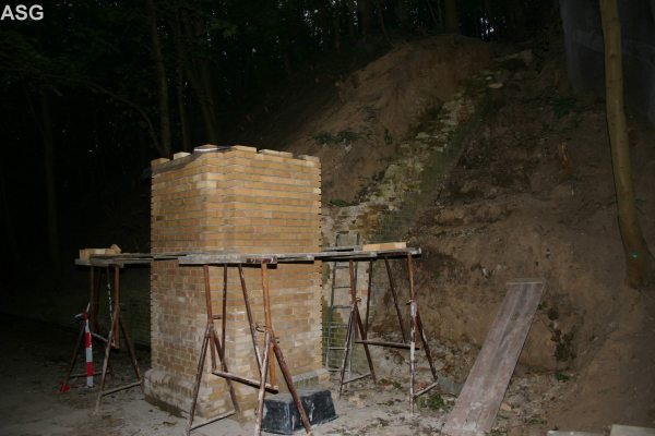 2004 Linker Pfeiler vom Festungstor September 2004