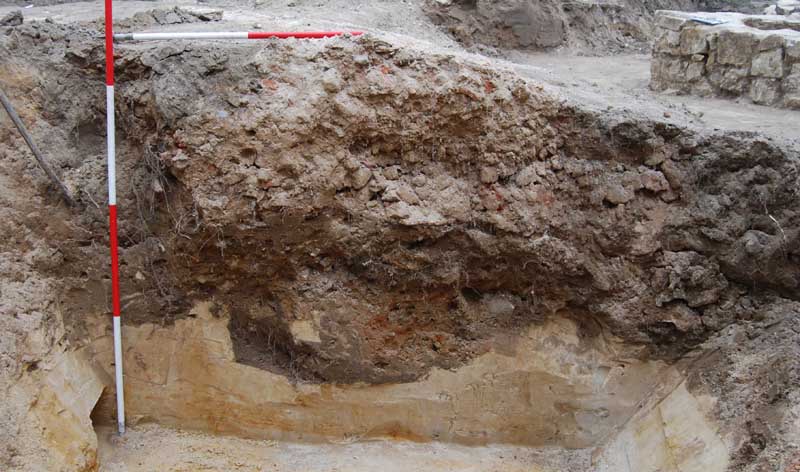 2010 Ausbruchsgrube der Südwand der mittelalterlichen Kirche im Profil