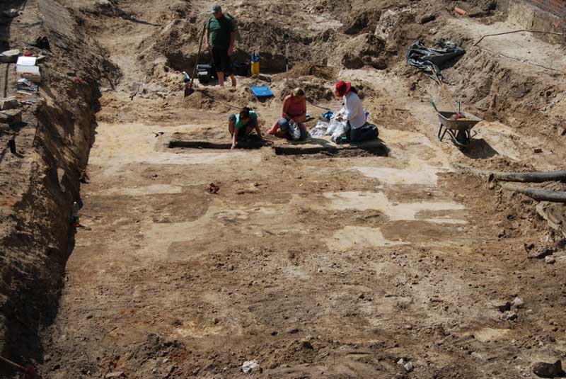 2010 Grabgruben im Inneren der Kirche