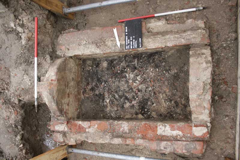 2010 Gemauerte Gruft im Kircheninneren