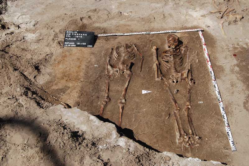 2010 Freigelegte Bestattungen außerhalb des Kirchenschiffes