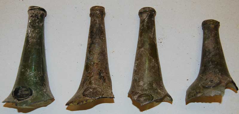 2010 Glasflaschen des frühen 18. Jahrhunderts mit Glasmarken der Herstellungsorte