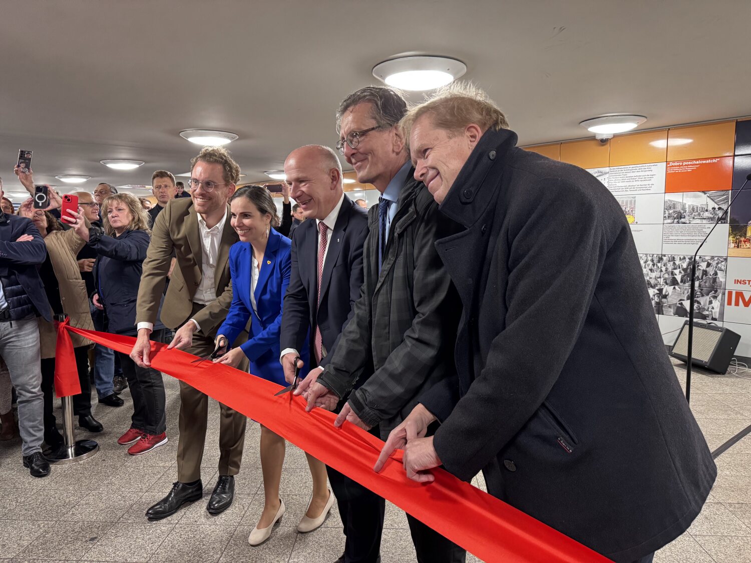 Die Ausstellung wird vom Regierenden Bürgermeister Kai Wegner offiziell eröffnet