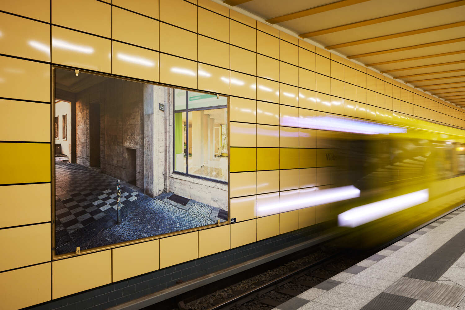 Großformatige Fotokunstwerke auf der Gleisebene Weberwiese