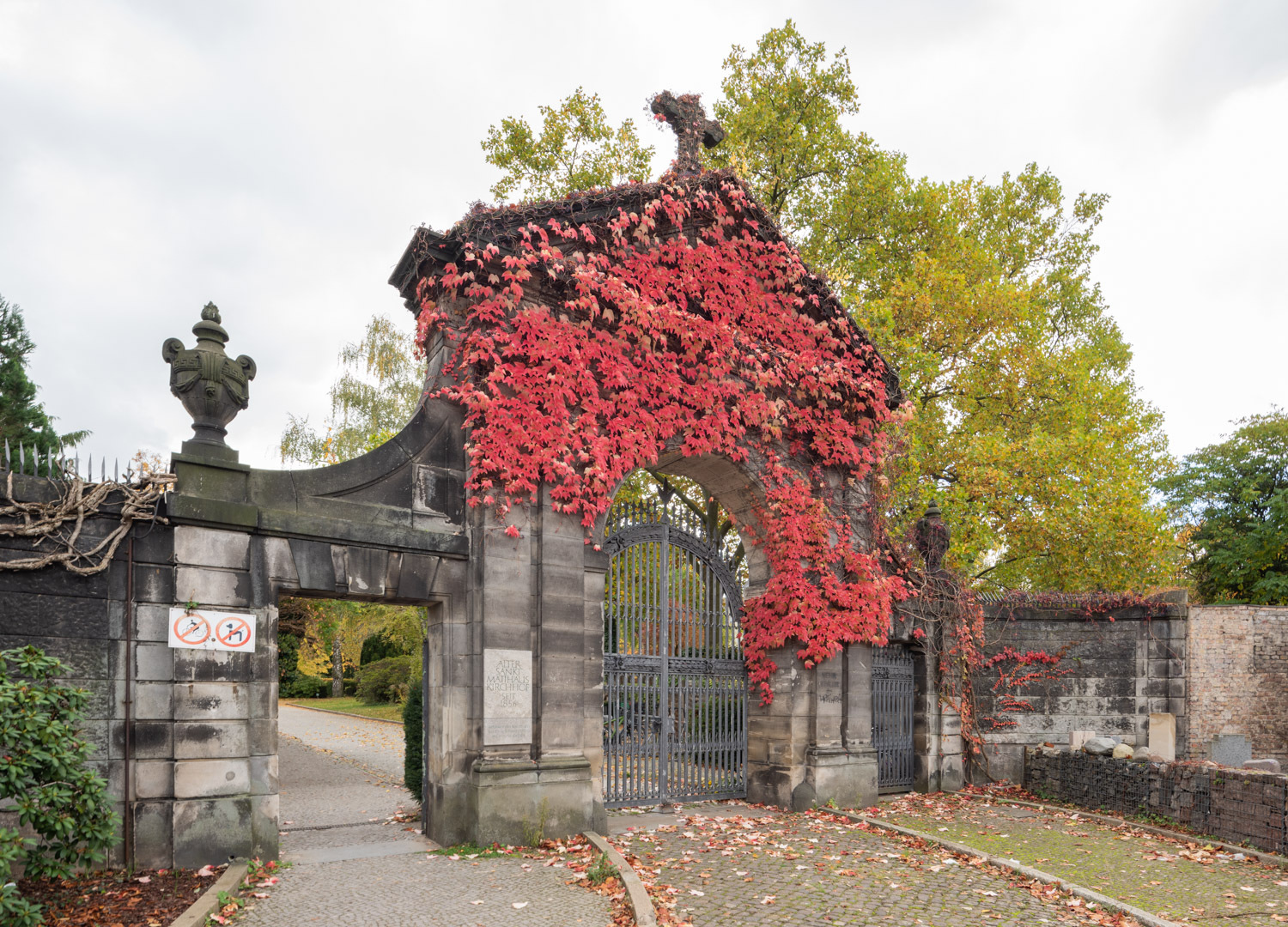 Eingang zum Alter St.-Matthäus-Kirchhof in Schöneberg