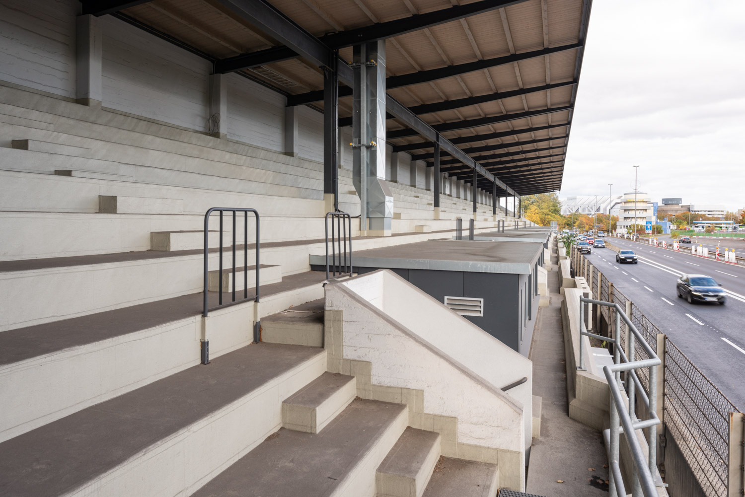 Avus-Tribüne nach der Sanierung 2022