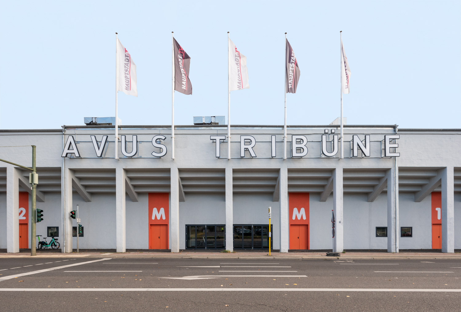 Avus-Tribüne nach der Sanierung 2022, Blick vom Messedamm