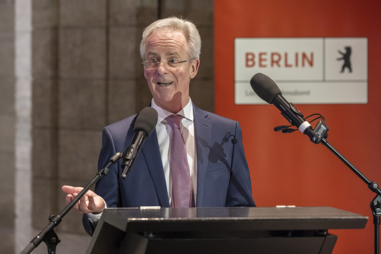 Prof. em. Hagen Eyink hielt die Laudatio auf das Ehepaar Hoffmann