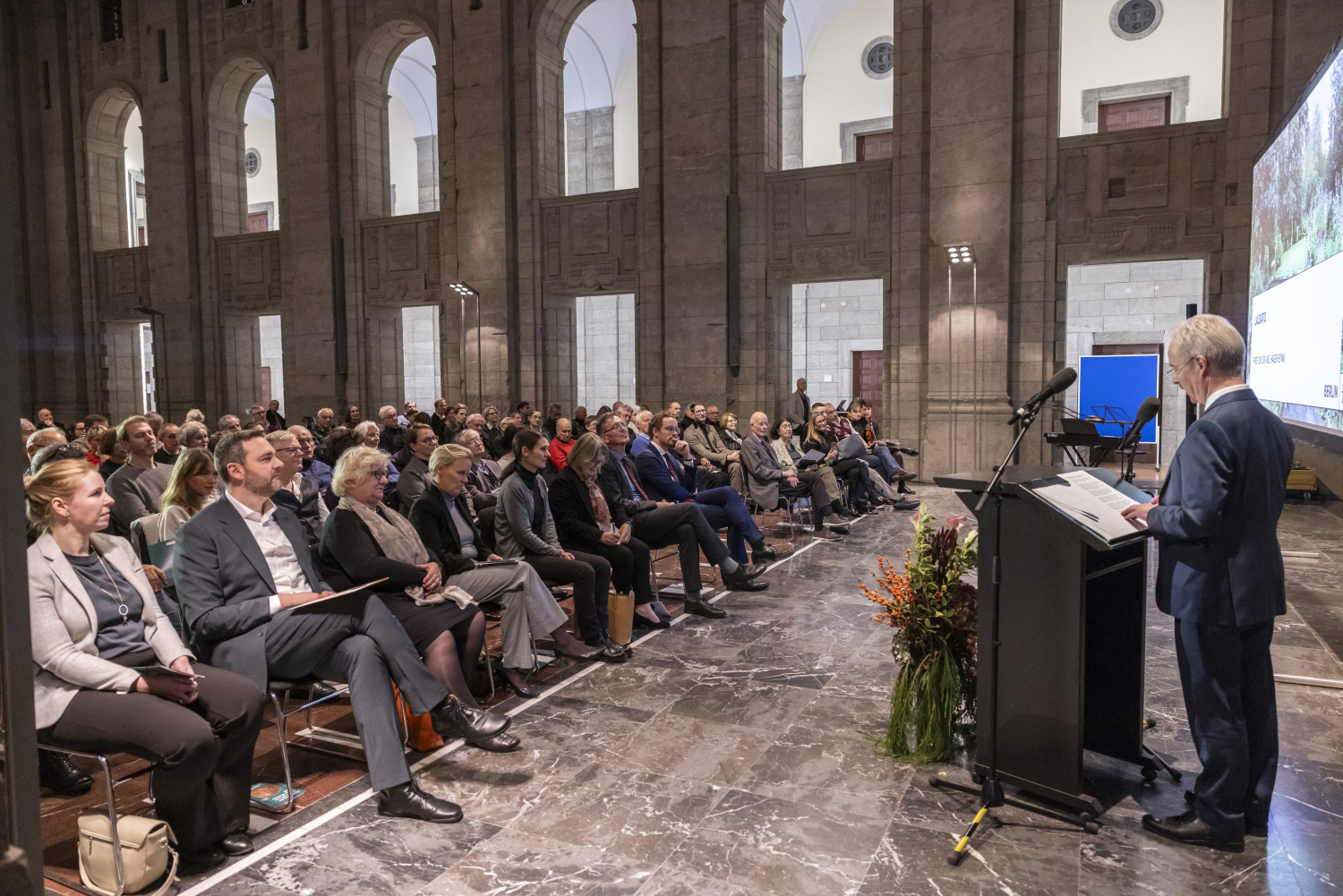Prof. em. Hagen Eyink hielt die Laudatio auf das Ehepaar Hoffmann