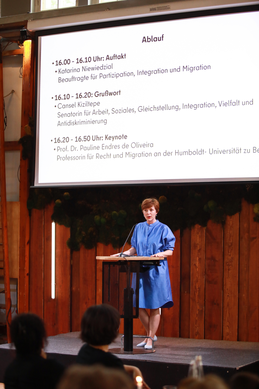 Integrationsbeauftragte Katarina Niewiedzial spricht auf der Bühne