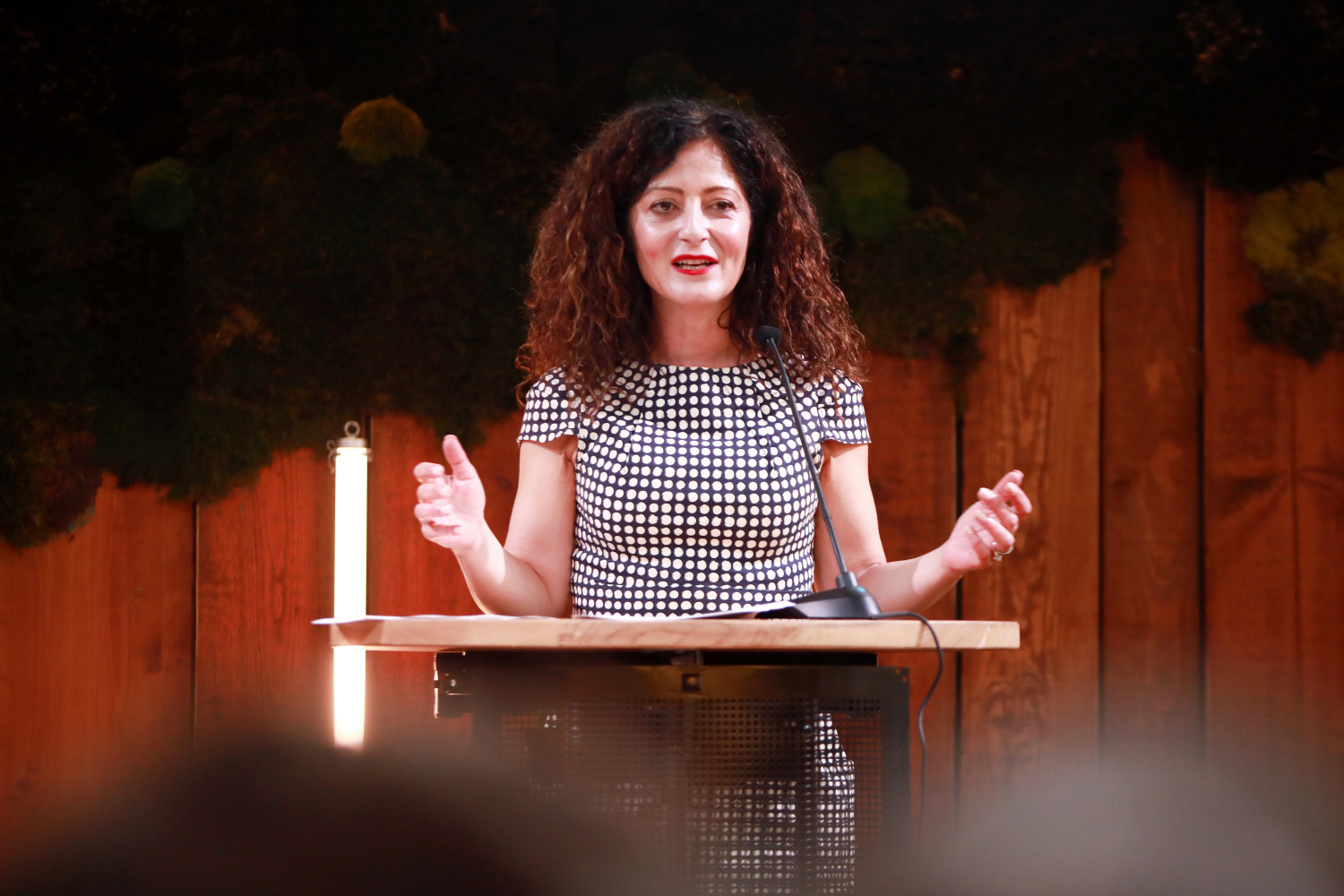 Senatorin Cansel Kiziltepe spricht auf der Bühne