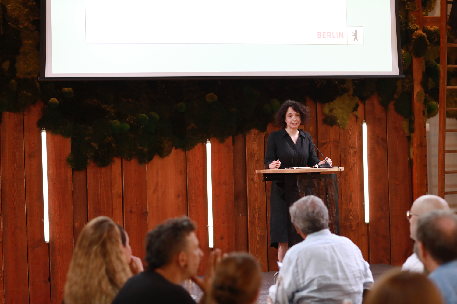 Prof. Dr. Pauline Endres de Oliveira auf der Bühne