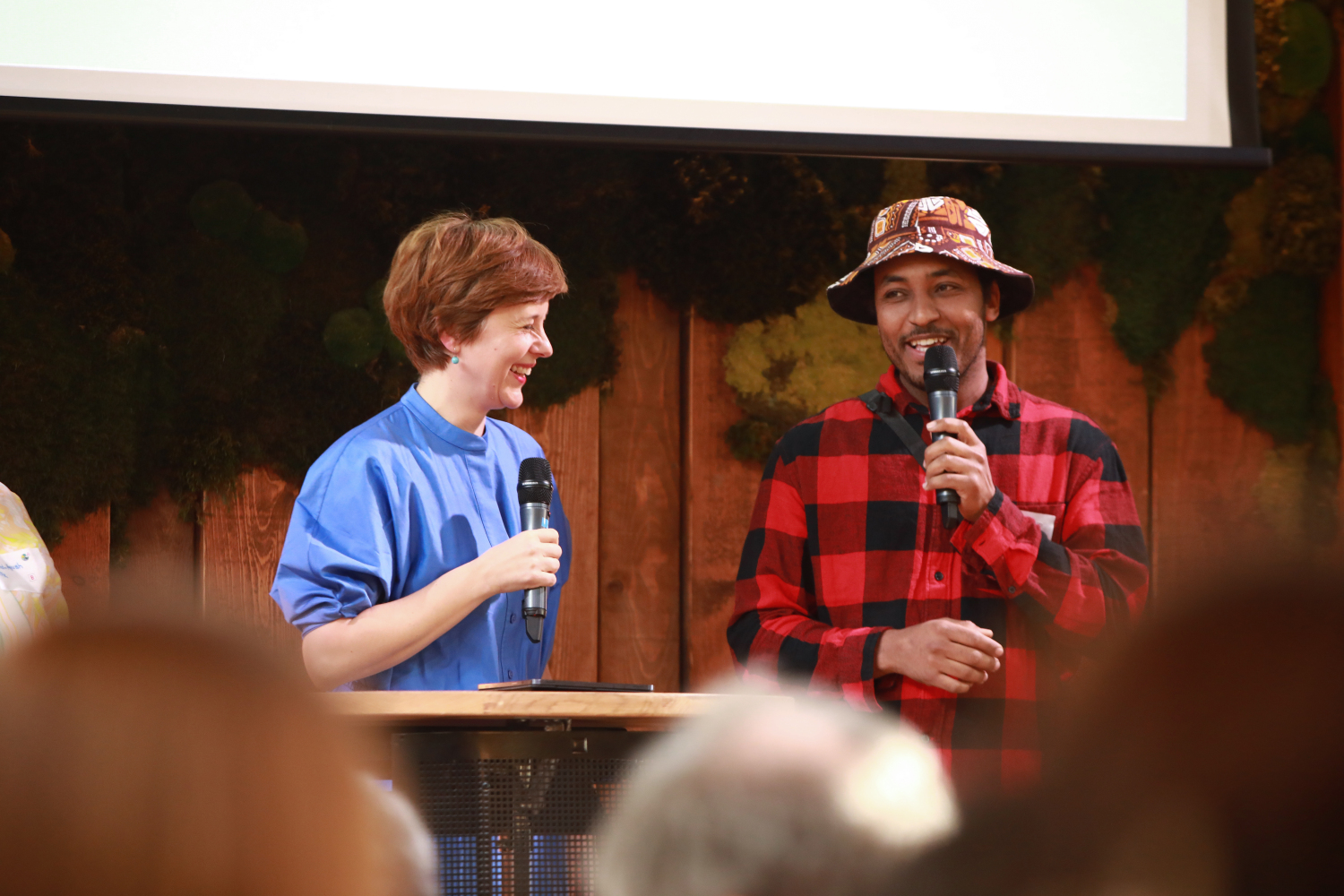 Katarina Niewiedzial im Gespräch mit Saley Bacha Mohammed (Titelinhaber der Härtefallkommission)