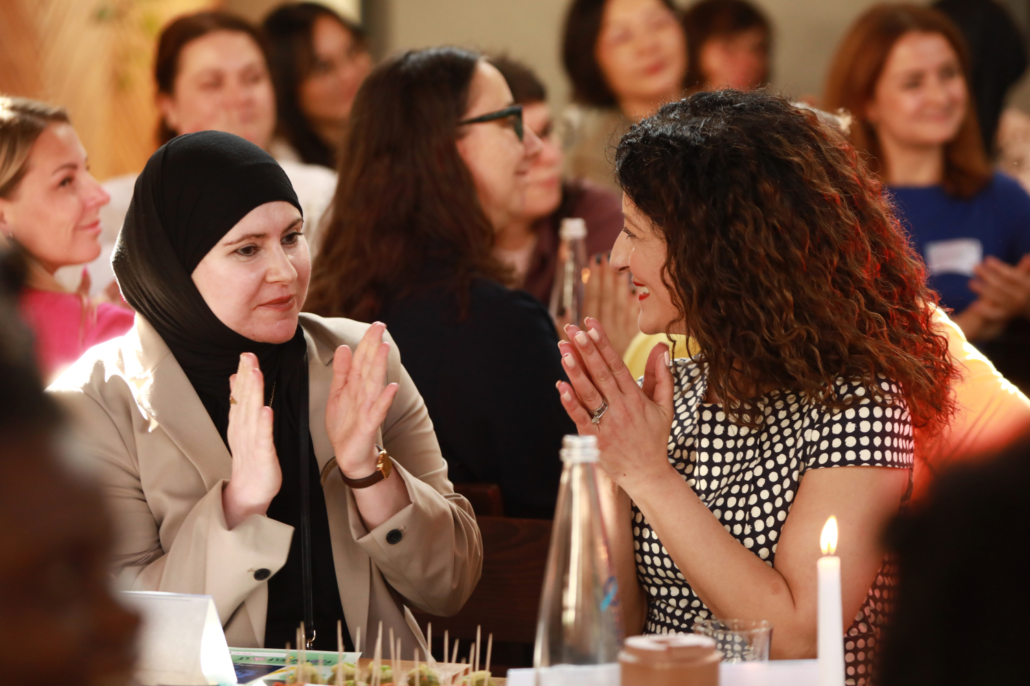 Senatorin Cansel Kiziltepe und die Ansprechperson zu antimuslimischem Rassismus Yücel Meheroğlu