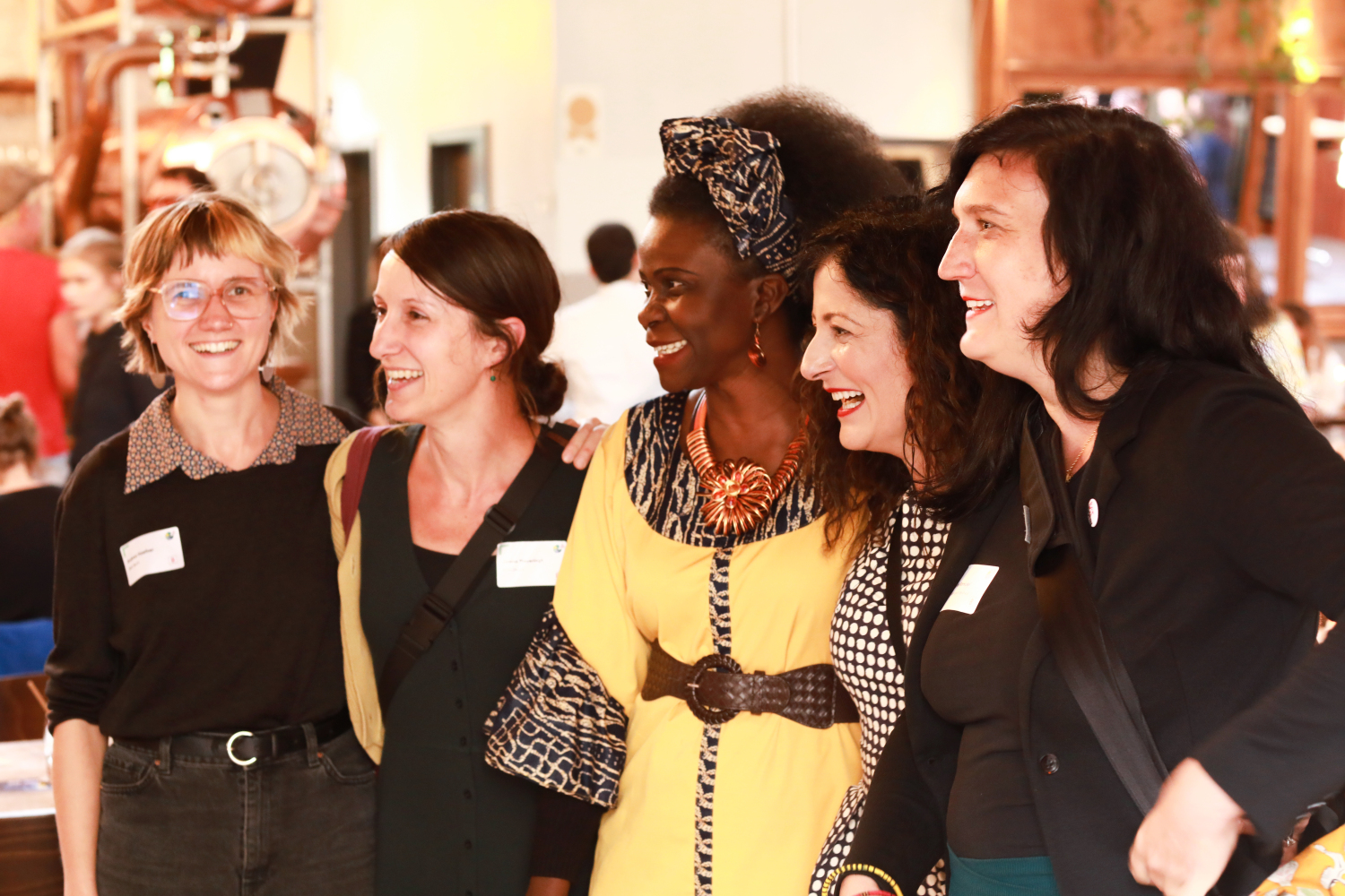 Senatorin Cansel Kiziltepe posiert mit Gästen des Sommerfests