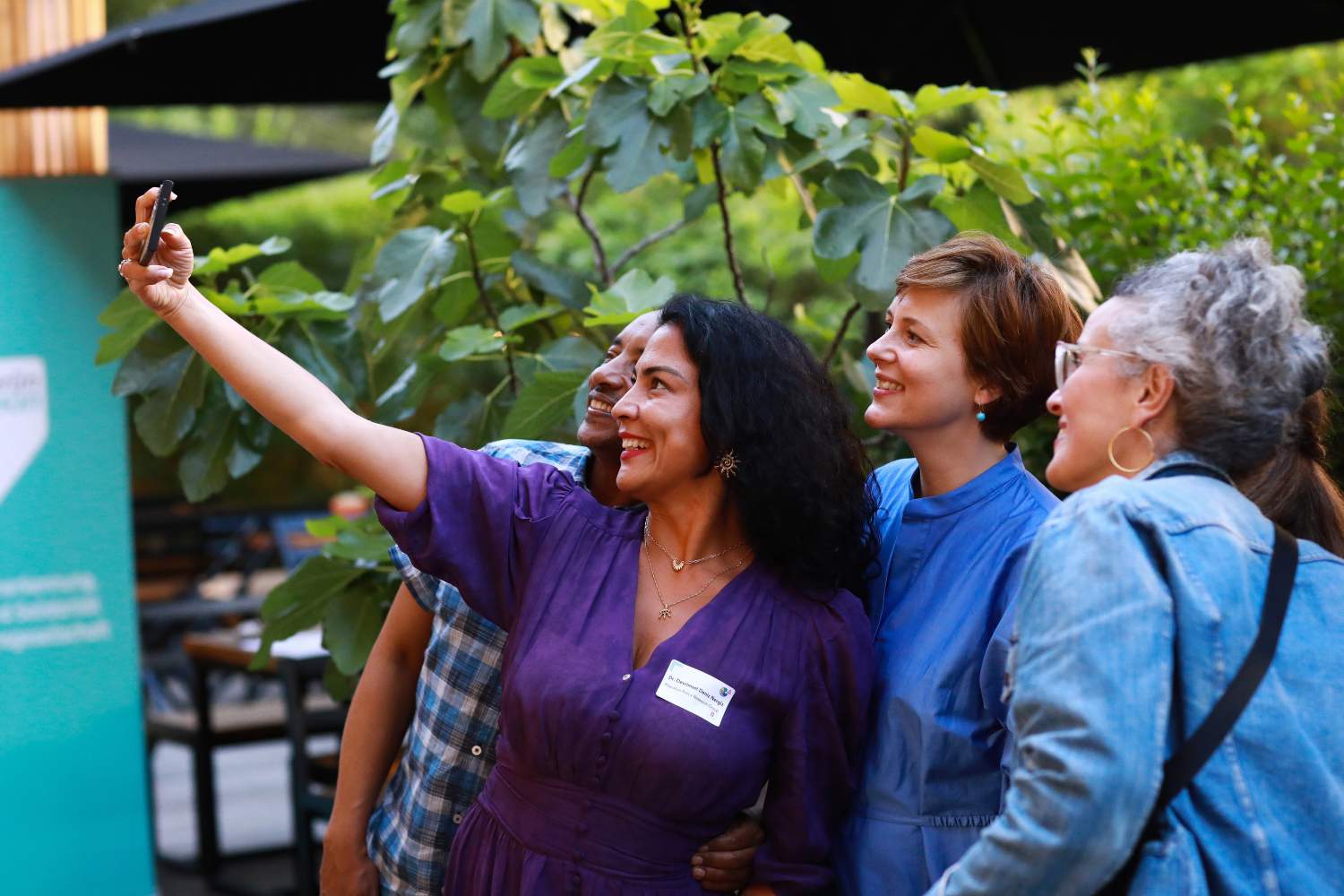 Integrationsbeauftragte Katarina Niewiedzial posiert mit Gäste des Sommerfests