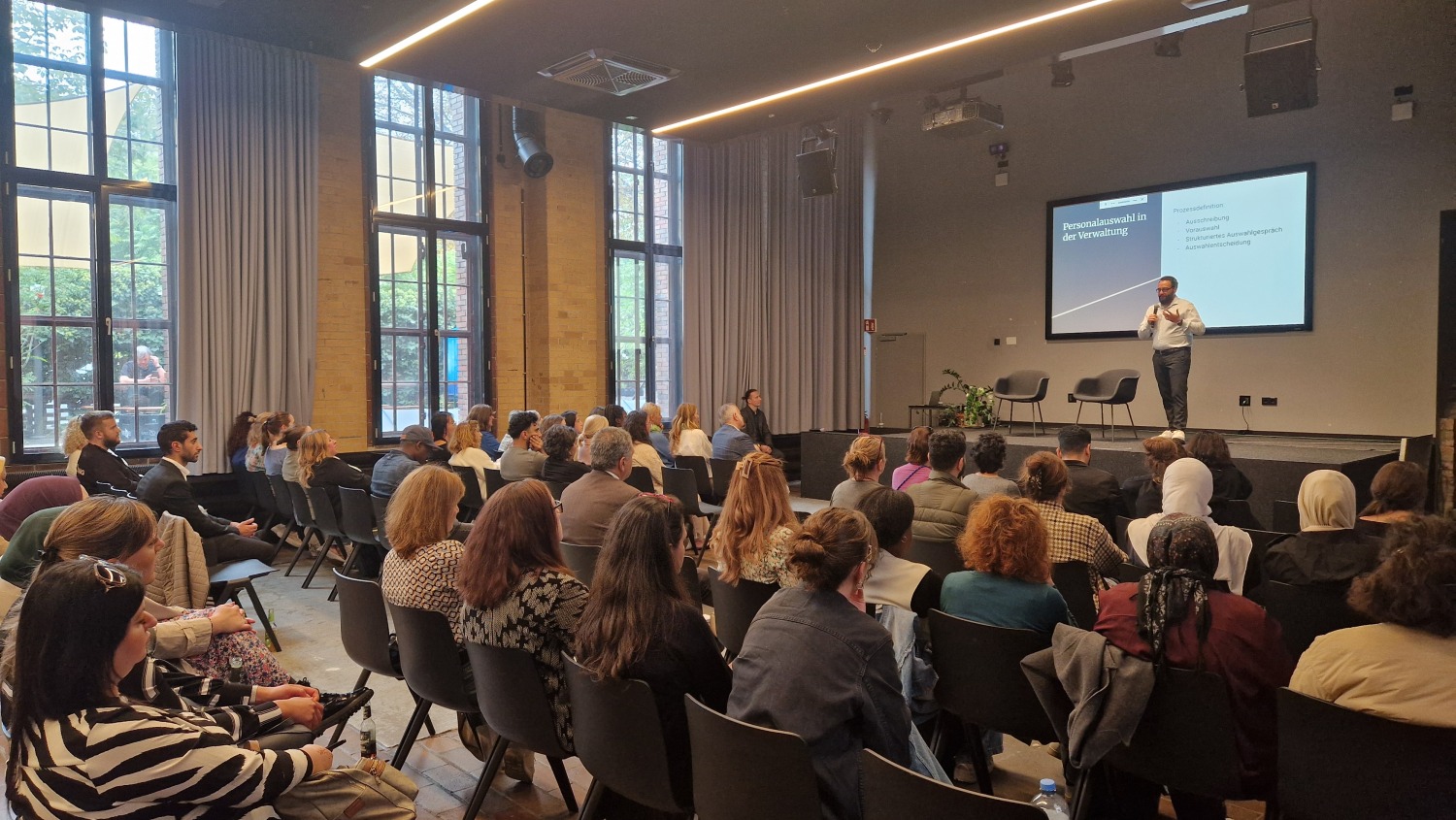 Tareq Marhoum berichtet von seinem Weg in die Berliner Verwaltung